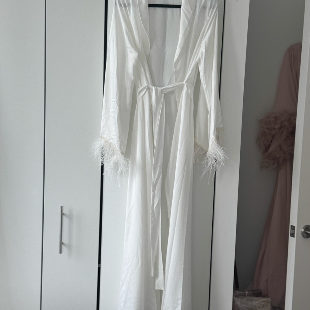 Bella D. White Feather-Trimmed Robe